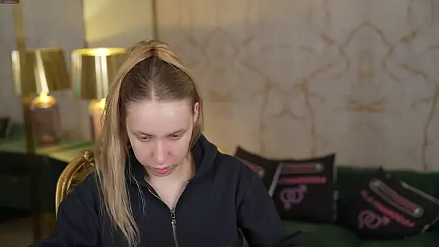 Linda054 online show from November 7, 2025, 2:27 am