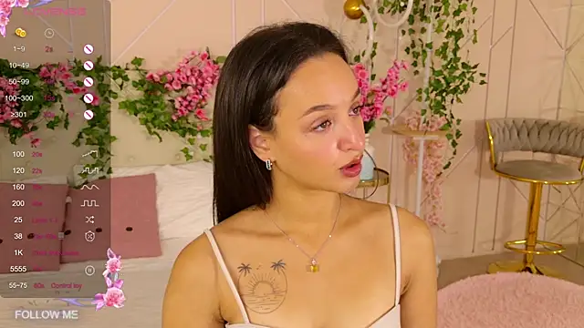 Snapshot of Lolly_Neal chatting on September 10, 2025, 5:06 am Lolly Neal online show from September 10, 2025, 5:06 am