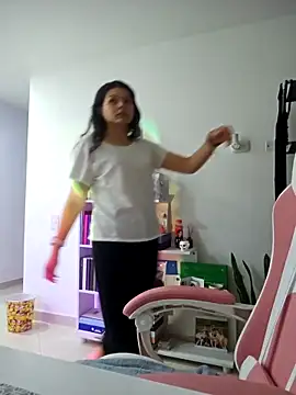 azumiichan online show from March 21, 2025, 4:06 am