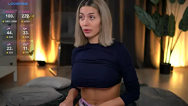 Snapshot of AudreyZanne chatting on December 19, 2025, 8:17 am AudreyZanne online show from December 19, 2025, 8:17 am