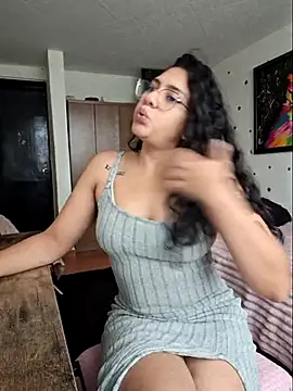 Thaliacooper  online show from April 21, 2026, 9:43 pm