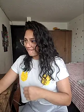 Thaliacooper  online show from December 4, 2025, 7:02 pm