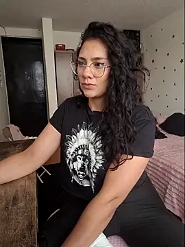 Thaliacooper  online show from March 25, 2026, 5:45 pm