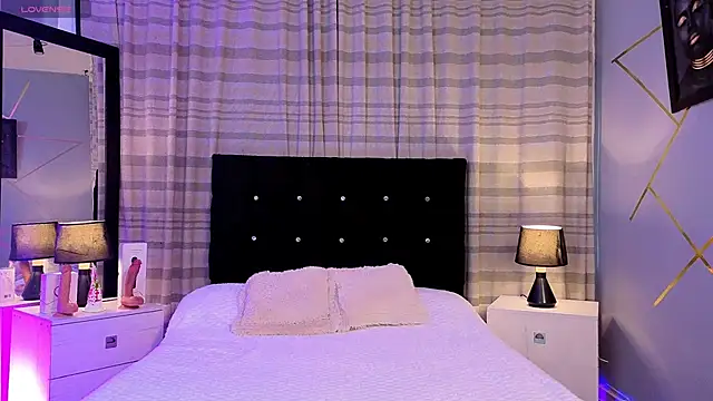 Megan Do Santos online show from December 3, 2025, 8:19 pm