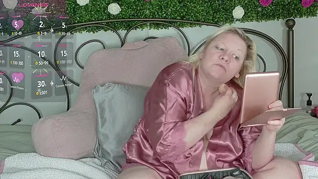 Snapshot of siennaxluxx chatting on April 13, 2026, 5:06 pm siennaxluxx online show from April 13, 2026, 5:06 pm