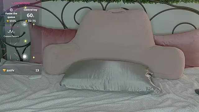 Snapshot of siennaxluxx chatting on February 11, 2026, 11:04 pm siennaxluxx online show from February 11, 2026, 11:04 pm