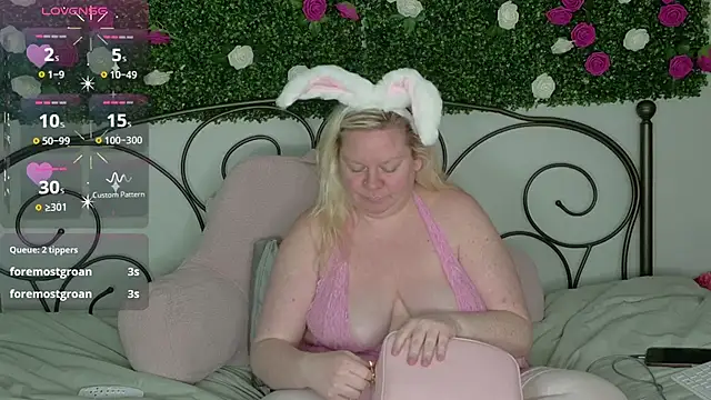 Snapshot of siennaxluxx chatting on April 5, 2026, 3:35 am siennaxluxx online show from April 5, 2026, 3:35 am