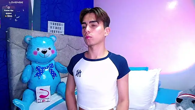 OwenBluee online show from March 10, 2025, 4:25 pm