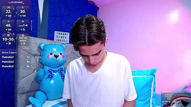 OwenBluee online show from March 7, 2025, 10:35 am