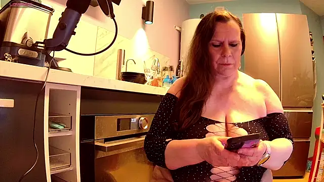 Snapshot of Endrocleia chatting on April 8, 2026, 12:23 am Endrocleia online show from April 8, 2026, 12:23 am