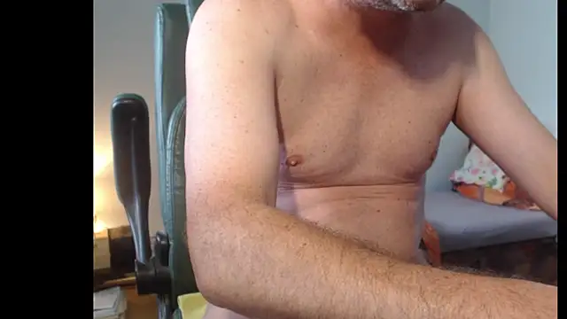 Snapshot of tuttiluss44 chatting on May 16, 2026, 6:45 am tuttiluss44 online show from May 16, 2026, 6:45 am