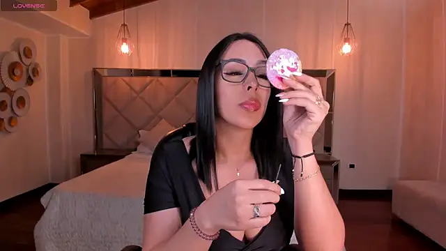 Snapshot of KatieStonne chatting on September 30, 2025, 3:12 am KatieStonne online show from September 30, 2025, 3:12 am