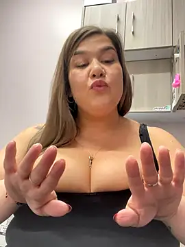 LolaBeretta online show from October 14, 2025, 4:07 pm