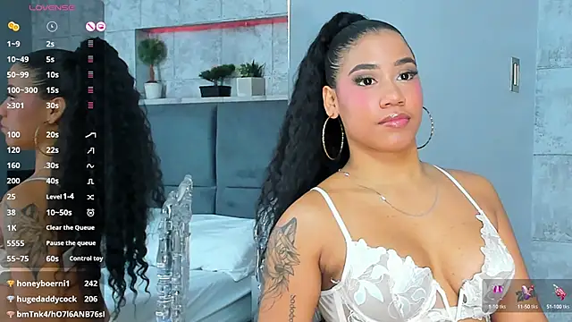 Snapshot of Salome_Diaz_ chatting on February 24, 2025, 7:30 pm Salome Diaz online show from February 24, 2025, 7:30 pm