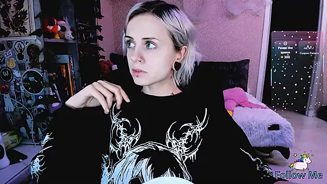 NaniMoore online show from November 12, 2025, 8:01 pm