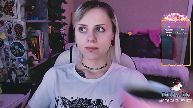 Snapshot of NaniMoore chatting on February 16, 2026, 9:02 pm NaniMoore online show from February 16, 2026, 9:02 pm