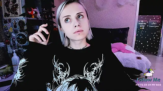 NaniMoore online show from November 14, 2025, 9:07 pm