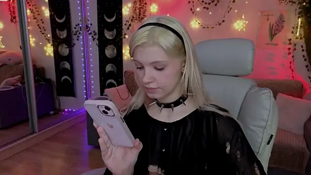 Snapshot of Moonlight_Mia chatting on October 25, 2025, 11:16 pm Moonlight Mia online show from October 25, 2025, 11:16 pm