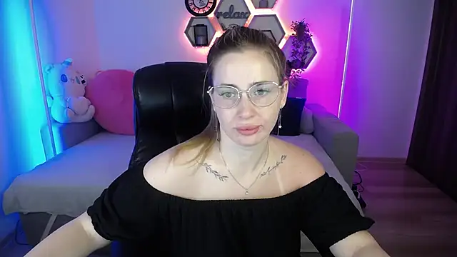 Snapshot of SabrinViolet chatting on July 7, 2026, 8:07 am SabrinViolet online show from July 7, 2026, 8:07 am