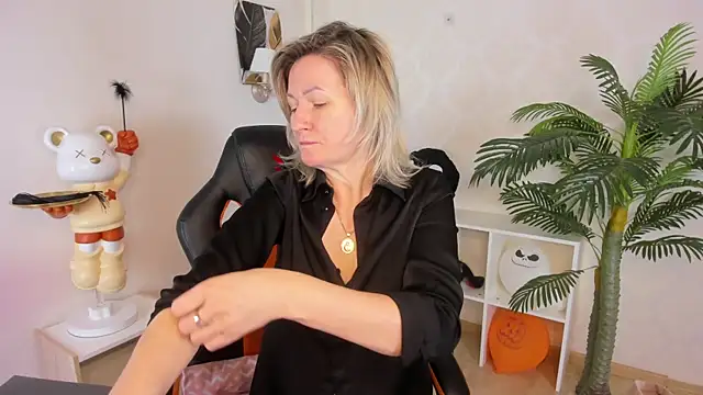 Snapshot of AriFleow chatting on November 30, 2025, 4:35 am AriFleow online show from November 30, 2025, 4:35 am