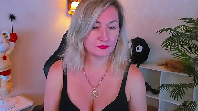 Snapshot of AriFleow chatting on October 23, 2025, 11:42 am AriFleow online show from October 23, 2025, 11:42 am