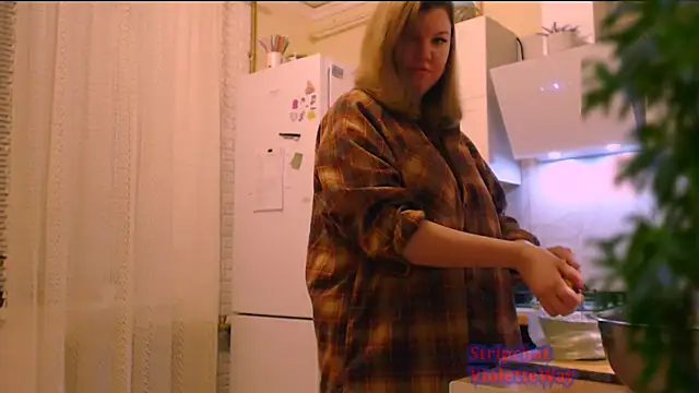 Snapshot of VioletteWay chatting on February 13, 2025, 11:58 pm VioletteWay online show from February 13, 2025, 11:58 pm