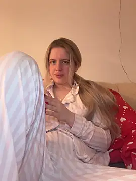 Holly-Glamour online show from February 14, 2026, 1:50 am