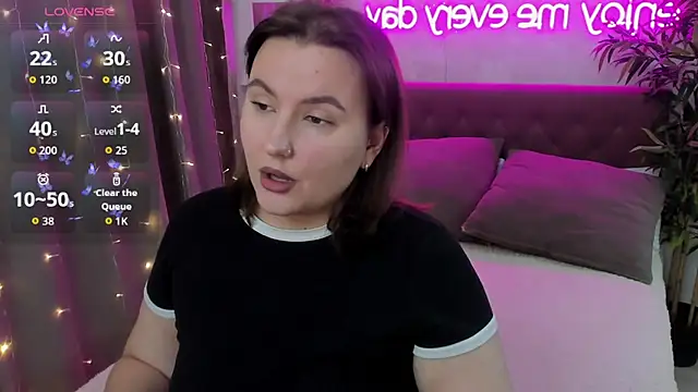 Snapshot of FeralPeach chatting on November 5, 2025, 7:00 am FeralPeach online show from November 5, 2025, 7:00 am