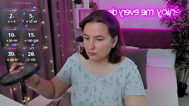 Snapshot of FeralPeach chatting on September 20, 2025, 3:33 am FeralPeach online show from September 20, 2025, 3:33 am