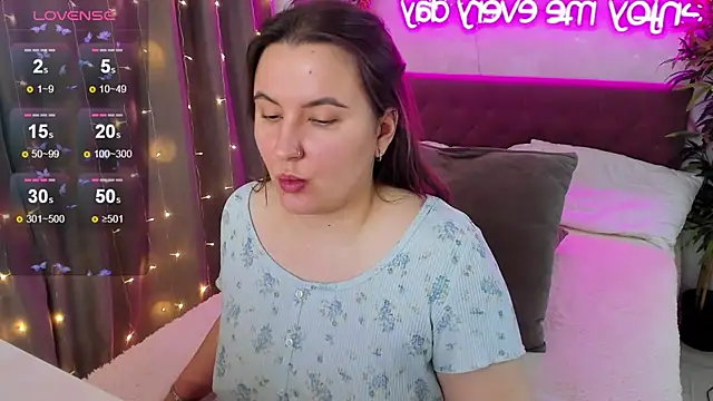 Snapshot of FeralPeach chatting on November 19, 2025, 4:34 am FeralPeach online show from November 19, 2025, 4:34 am