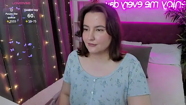 Snapshot of FeralPeach chatting on October 24, 2025, 5:39 am FeralPeach online show from October 24, 2025, 5:39 am