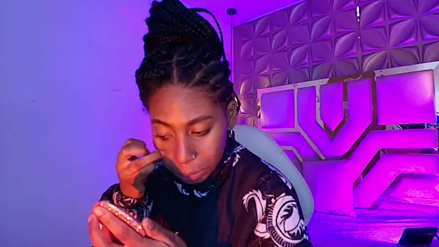 Snapshot of Queen_perla_ chatting on May 4, 2026, 12:19 pm Queen perla online show from May 4, 2026, 12:19 pm