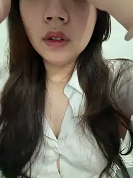 Snapshot of Hotellinh12 chatting on May 6, 2026, 4:44 pm Hotellinh12 online show from May 6, 2026, 4:44 pm