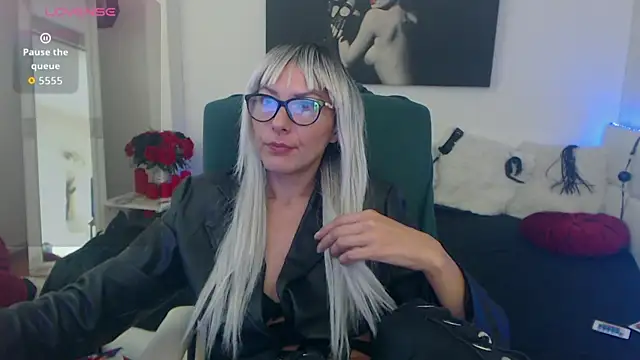 EvelynQueenn online show from October 7, 2025, 5:30 am