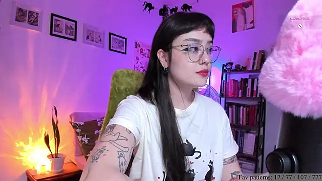 Conlosmichis online show from April 11, 2026, 11:19 pm