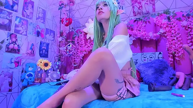 Alicebenett online show from April 14, 2026, 10:37 pm