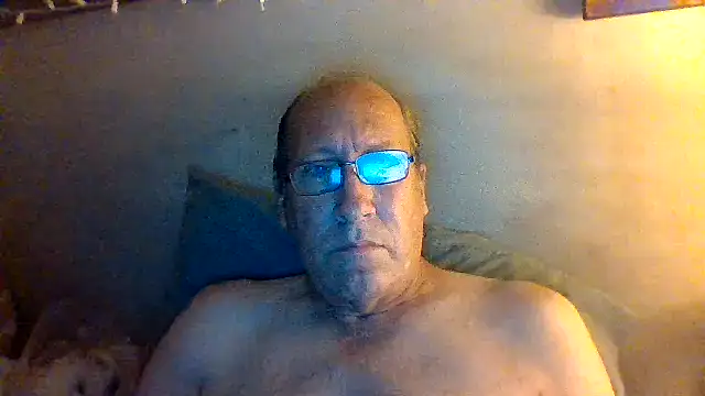 Snapshot of hornyrich69 chatting on May 6, 2026, 5:33 am hornyrich69 online show from May 6, 2026, 5:33 am
