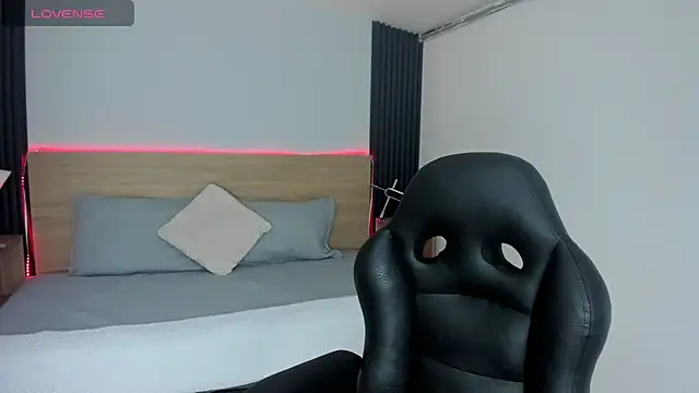 Chiqui milk  online show from December 2, 2025, 6:53 pm