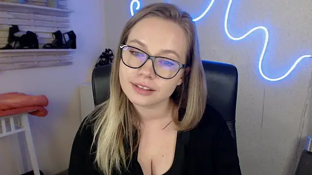 Snapshot of holly_xglam chatting on March 19, 2025, 6:24 am holly xglam online show from March 19, 2025, 6:24 am