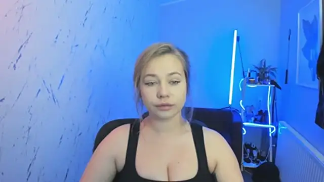 holly xglam online show from October 13, 2025, 4:52 pm