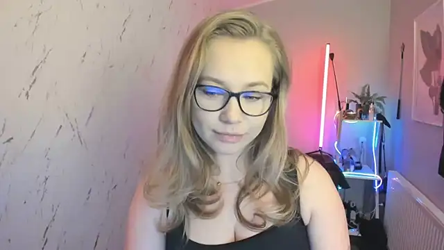 Snapshot of holly_xglam chatting on October 9, 2025, 6:30 pm holly xglam online show from October 9, 2025, 6:30 pm