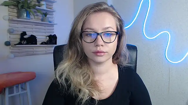 Snapshot of holly_xglam chatting on February 12, 2025, 2:14 am holly xglam online show from February 12, 2025, 2:14 am
