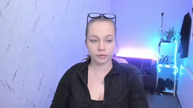 holly xglam online show from April 14, 2026, 5:18 pm