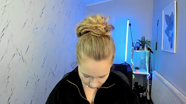 Snapshot of holly_xglam chatting on October 1, 2025, 5:06 pm holly xglam online show from October 1, 2025, 5:06 pm