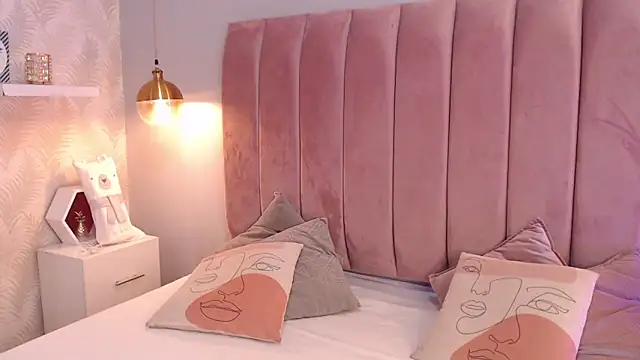 Snapshot of LeenaBrown chatting on March 5, 2026, 12:46 pm LeenaBrown online show from March 5, 2026, 12:46 pm