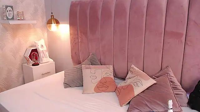 Snapshot of LeenaBrown chatting on March 25, 2026, 12:37 pm LeenaBrown online show from March 25, 2026, 12:37 pm