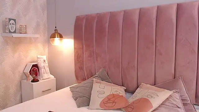 Snapshot of LeenaBrown chatting on March 17, 2026, 12:41 pm LeenaBrown online show from March 17, 2026, 12:41 pm