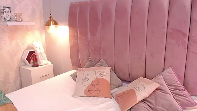 Snapshot of LeenaBrown chatting on April 11, 2026, 12:42 pm LeenaBrown online show from April 11, 2026, 12:42 pm