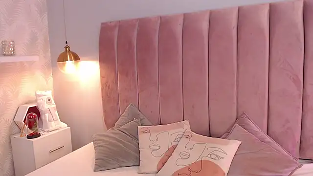 Snapshot of LeenaBrown chatting on March 10, 2026, 12:42 pm LeenaBrown online show from March 10, 2026, 12:42 pm