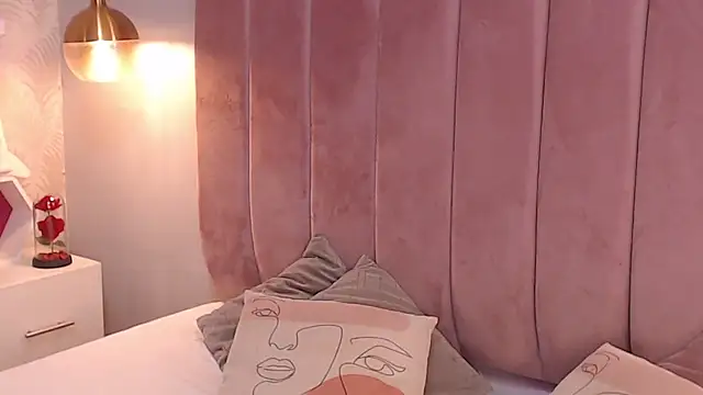 Snapshot of LeenaBrown chatting on April 13, 2026, 12:42 pm LeenaBrown online show from April 13, 2026, 12:42 pm